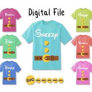 Könnte beinhalten: Digitale Datei mit sieben farbenfrohen T-Shirt-Designs. Jedes Shirt hat eine einzigartige Farbe und den Namen eines Zwerges aus einem Märchen. Die Shirts haben ein braunes Gürteldesign mit goldener Schnalle und drei goldenen Knöpfen.