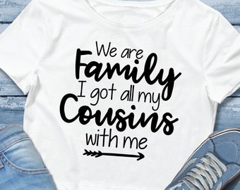 Puede incluir: Camiseta blanca con texto negro que dice "We are family I got all my cousins with me" y una flecha apuntando hacia la derecha.