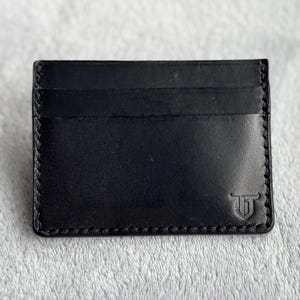 Elegante tarjetero de piel con 4 bolsillos y ranura para billetes. Listo para enviar. Hecho a mano. Piel de vacuno de curtido vegetal suave. Negro.
