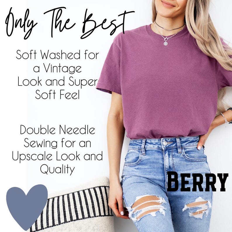 K&ouml;nnte beinhalten: Eine Frau tr&auml;gt ein mauvefarbenes T-Shirt mit dem Text "Only The Best" und "Soft Washed for a Vintage Look and Super Soft Feel" und "Double Needle Sewing for an Upscale Look and Quality" &uuml;ber dem Text "BERRY" auf einer hellblauen Jeans.