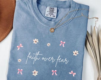 クリスチャン ピンク コケット シャツ コンフォートカラーズ コケット Tシャツ 信仰が恐怖に勝る Tシャツ ピンク ボウ シャツ バレエ コア ソフトガール エラ