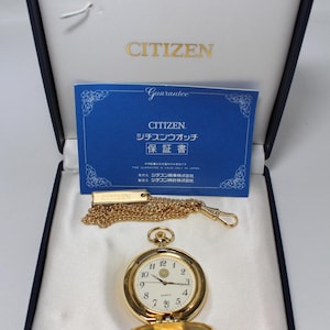 Reloj de bolsillo japonés de oro Citizen Watch Co. 5510-L09286 con emblema de crisantemo.