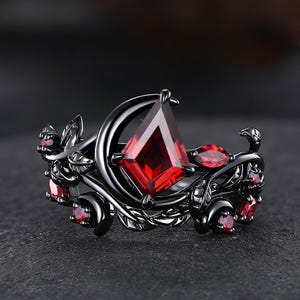 Vintage Kite Garnet Crescent Moon Engagement Rings Garnet Ring for Women Cluster Ring Gothic Black Gold Rings Nature Inspired Ring for Women
