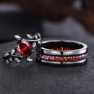 Granaat koppels ring set zwart goud bijpassende trouwringen gothic op de natuur geïnspireerde ringen voor hem en haar unieke verlovingsring set cadeau voor haar