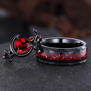 Conjunto de anéis de casamento góticos com granada, aliança de casamento em formato de coração e lua crescente, aliança de casamento em tungstênio vermelho, aliança de compromisso de noiva para ela