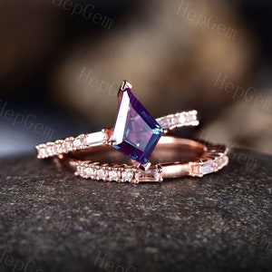 Vintage Kite Shaped Alexandrite Engagement Ring Set,Moissanite Anniversary Ring,Color Changed Alexandrite Ring,June Birthstone Ring Gift