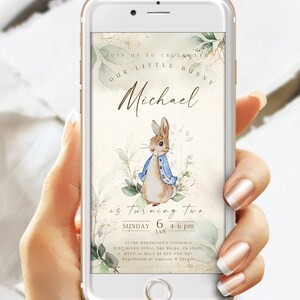 Invito al primo compleanno di Peter Rabbit; Modello per invito di compleanno Bunny Baby; Il nostro coniglietto che ne gira uno; Invito di compleanno coniglietto neutro