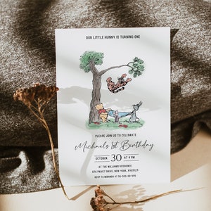 Primeiro aniversário inspirado no Ursinho Pooh; Convites clássicos do Winnie Pooh; Ursinho Pooh neutro fazendo um ano; Tema de festa de aniversário do Ursinho Pooh