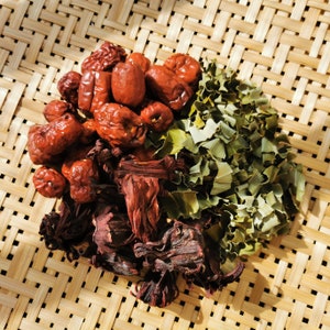 Chá vermelho fresco / Chá caseiro / pode fazer 3 litros de chá / Roselle de flores inteiras, tâmaras de jujuba e folhas de Pandan