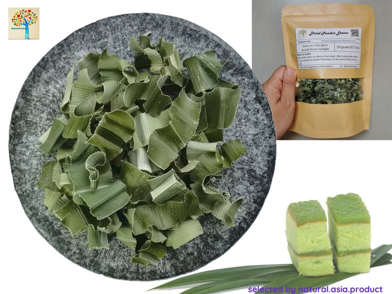 Pu&ograve; includere: Foglie di Pandan essiccate in un sacchetto di carta marrone con un'etichetta che dice "Dried Pandan Leaves" e "Store in a dry place. Avoid direct sunlight. 20 g (approx 0.7 oz)". Le foglie sono verdi e sono su un piatto grigio. Ci sono due torte a strati verdi e bianche su un letto di foglie verdi.