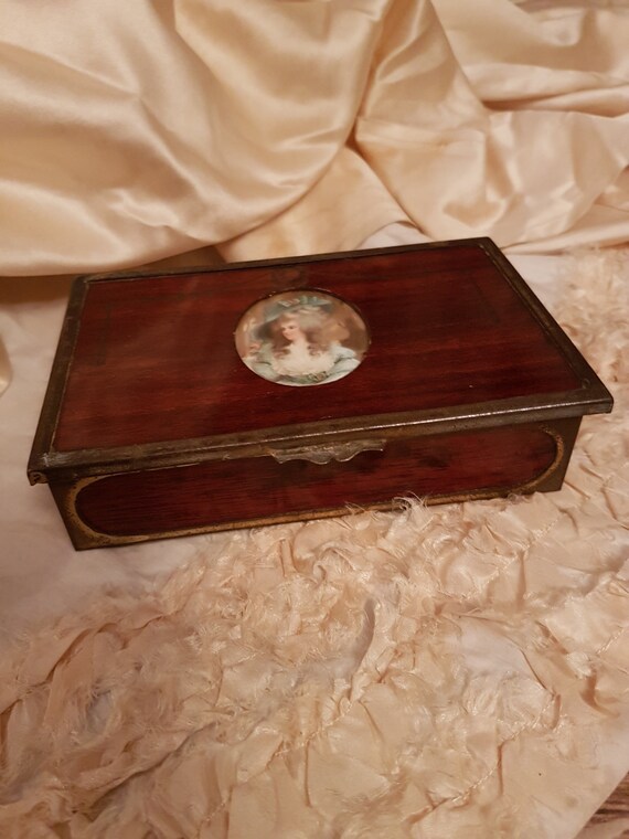 Elegant old wooden box and its medallion .. Antiqu