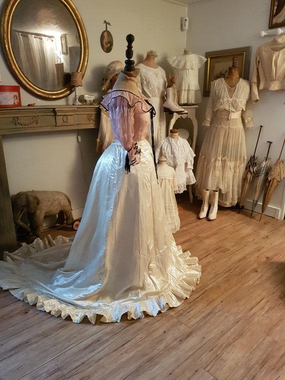 Pretty old skirt in silk or satin. Antique dress,