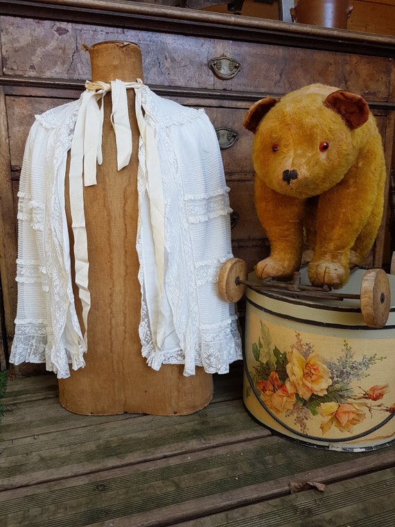 Charming 1890s cape made of silk and lace. Antique