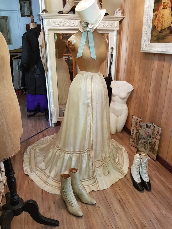 Stunning Victorian skirt entirely in silk and lace