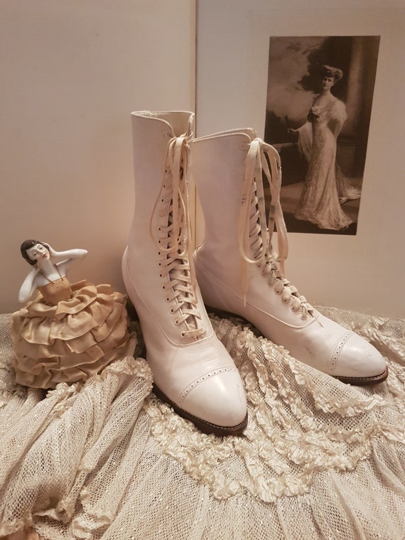 A lovely pair of 1900 white leather lace-up ankle
