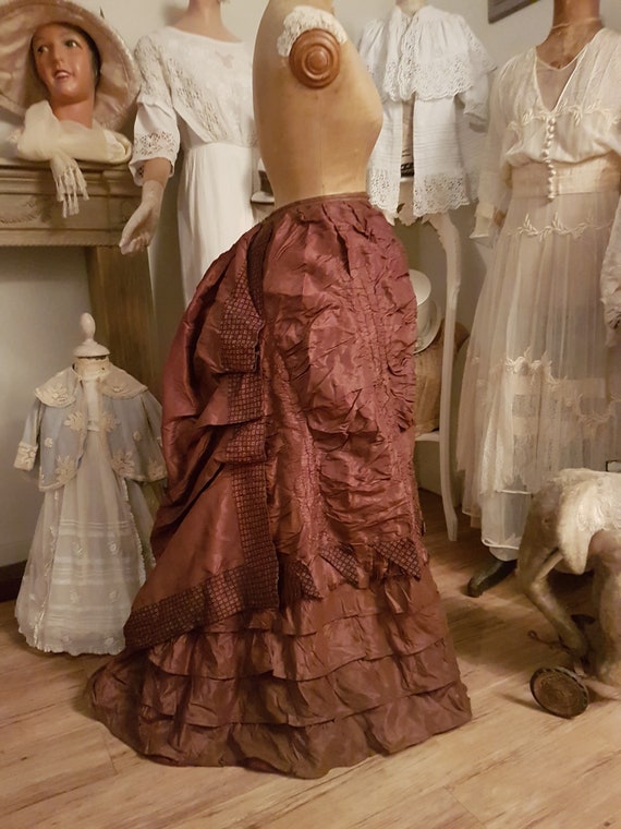 Beautiful autumn color for this 1890's turn skirt.