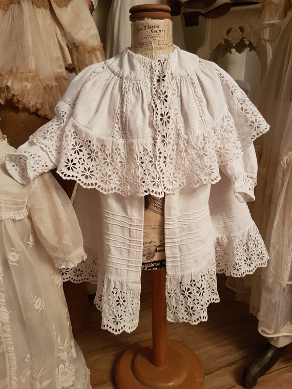 Delightful little girl's coat in white cotton and