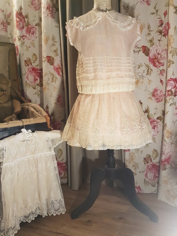 Finesse et délicatesse de la broderie pour cette p