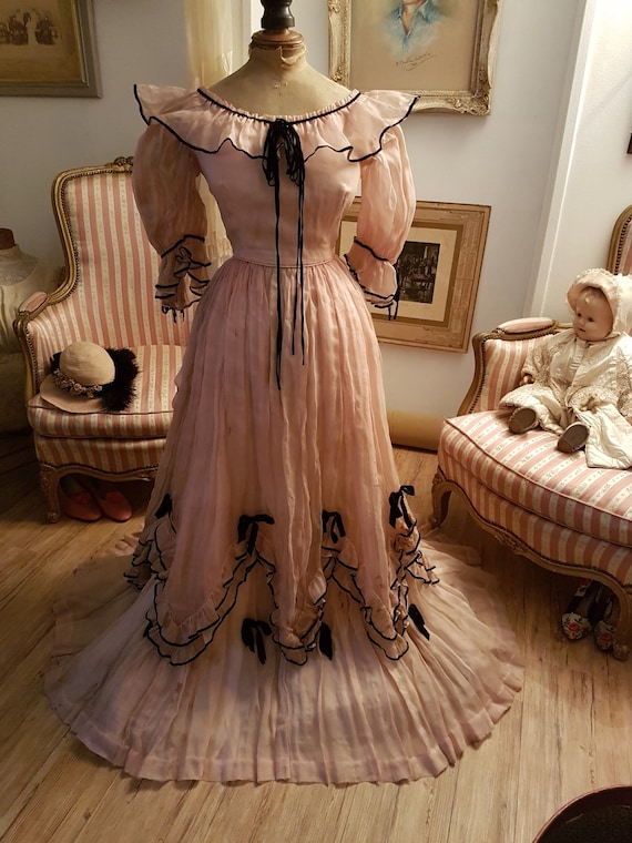 Dazzling antique ball gown from the 1900's... Anti