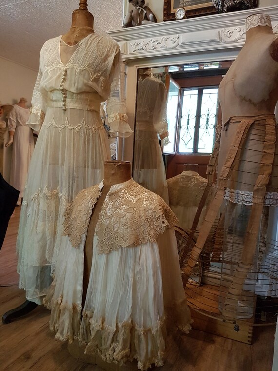 Splendid silk cape, chiffon and lace. Antique dres