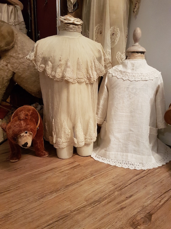 Charming and old girl's dress... Antique dress, an