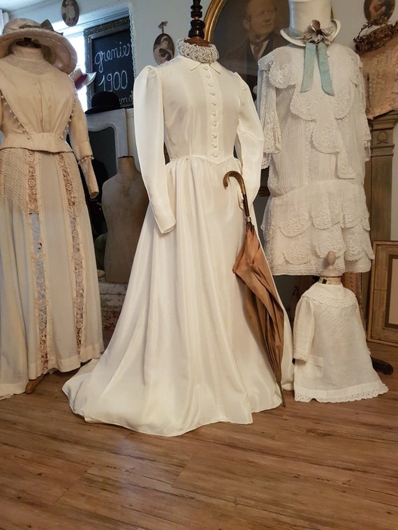 Beautiful old dress chic and sober. Antique dress,
