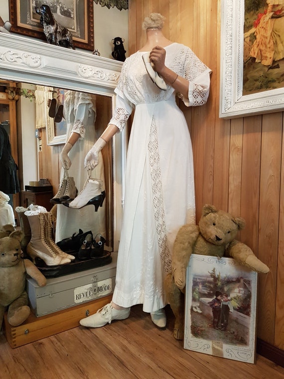 Beautiful 1910 summer dress with embroidery and la