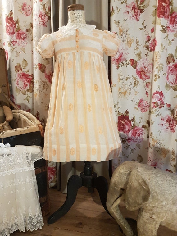 Ravissante petite robe aux doux tons orangés..Anti