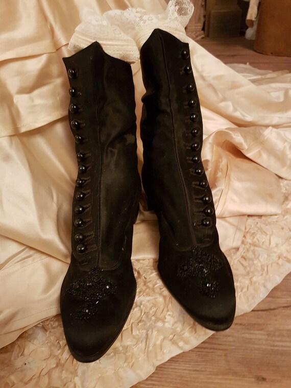 Refined and very chic black silk and button boots.