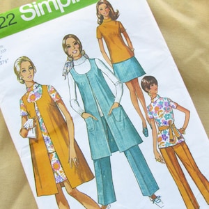 Puede incluir: Patrón de costura Simplicity vintage con ilustraciones de diseños de ropa de mujer. Los diseños incluyen un chaleco largo, pantalones y una blusa de manga corta. La paleta de colores incluye tonos de naranja, azul y estampados florales.