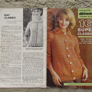 Puede incluir: Un patrón de tejido de punto vintage de la revista Woman, del 19 de enero de 1963, que presenta un cárdigan 16 Super Classics con un borde colorido. El patrón se llama "Gay Classic" y es fácil de tejer.