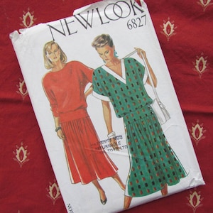 Puede incluir: Un patrón de costura vintage New Look 6827 con ilustraciones de dos mujeres con vestidos. Uno es rojo, el otro verde con un estampado negro. El patrón está sobre un fondo blanco con el nombre de la marca y el número de patrón visibles.