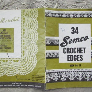 Puede incluir: Un libro de patrones de ganchillo vintage abierto con una cubierta verde y blanca. La cubierta presenta el texto "For all crochet" y "34 Semco Crochet Edges". El libro está abierto para revelar patrones e instrucciones de ganchillo.
