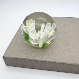 Vintage white flowers paperweight