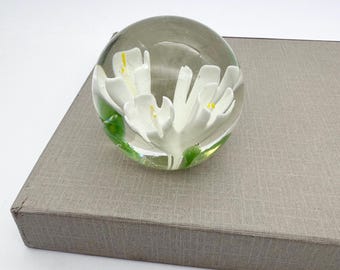 Vintage white flowers paperweight