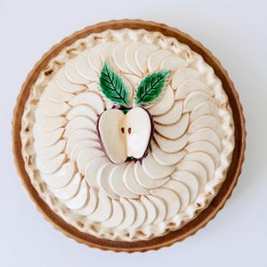 Vintage apple pie dish, ceramic apple pie dish