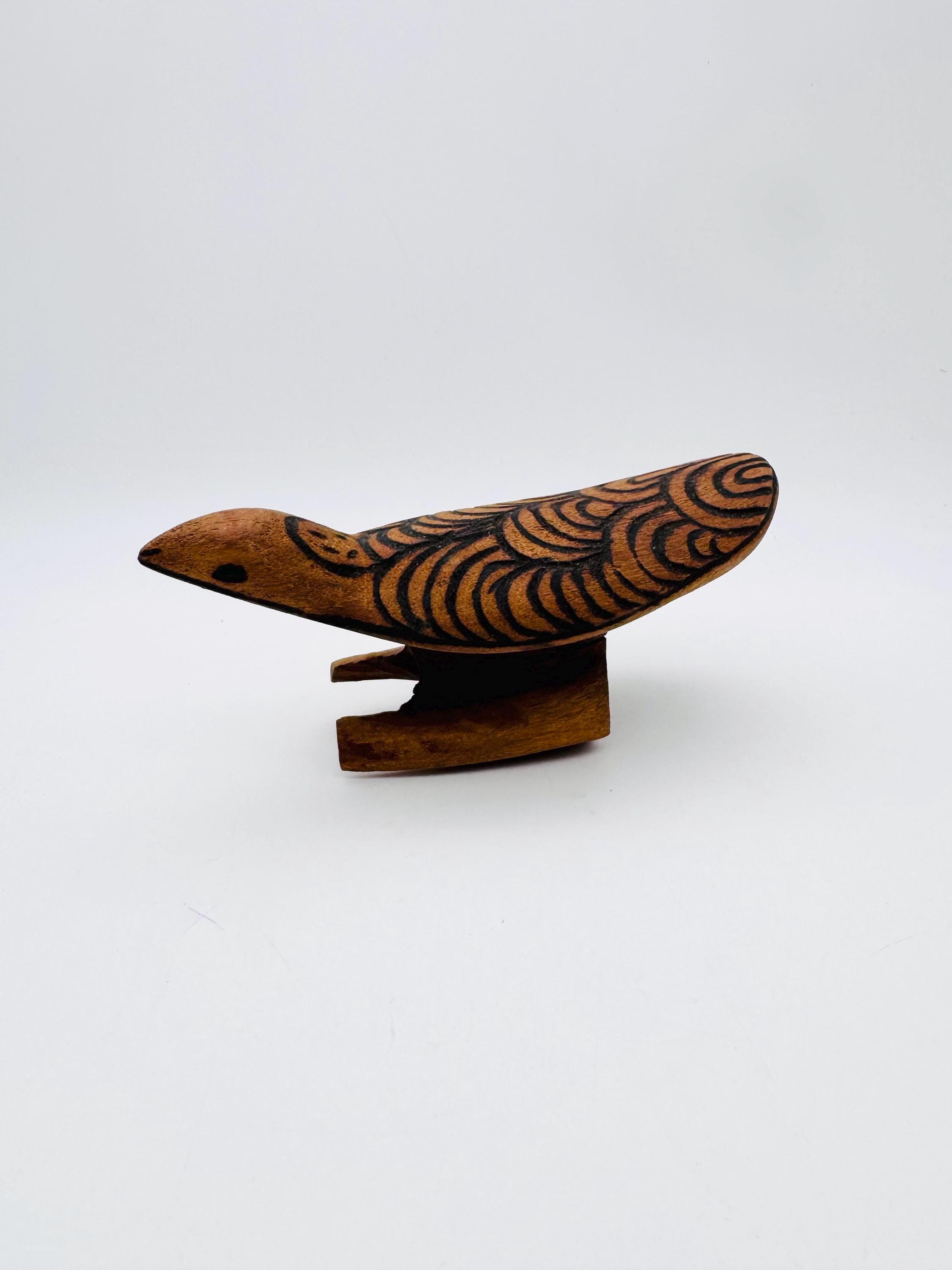 オーストラリアのアボリジニのポーカーワークの鳥の置物、手彫りの