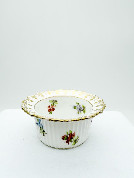 レア アンティーク ドレスデン ラメキン 2個 アンティークのドレスデン製磁器ラメキン、手描きの花柄デザイン