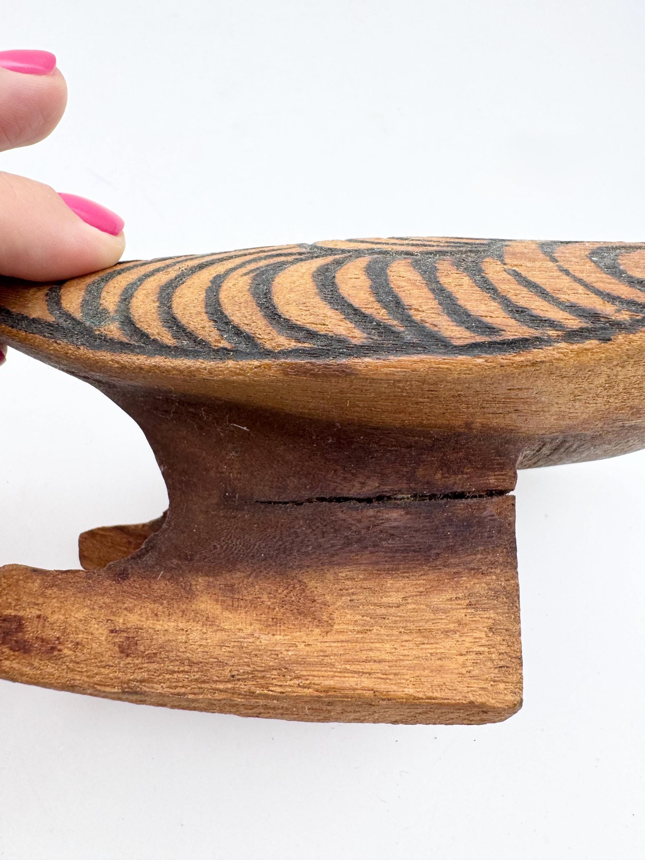 オーストラリアのアボリジニのポーカーワークの鳥の置物、手彫りの