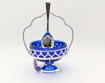 Azucarero antiguo de cristal azul con inserto plateado y cuchara.