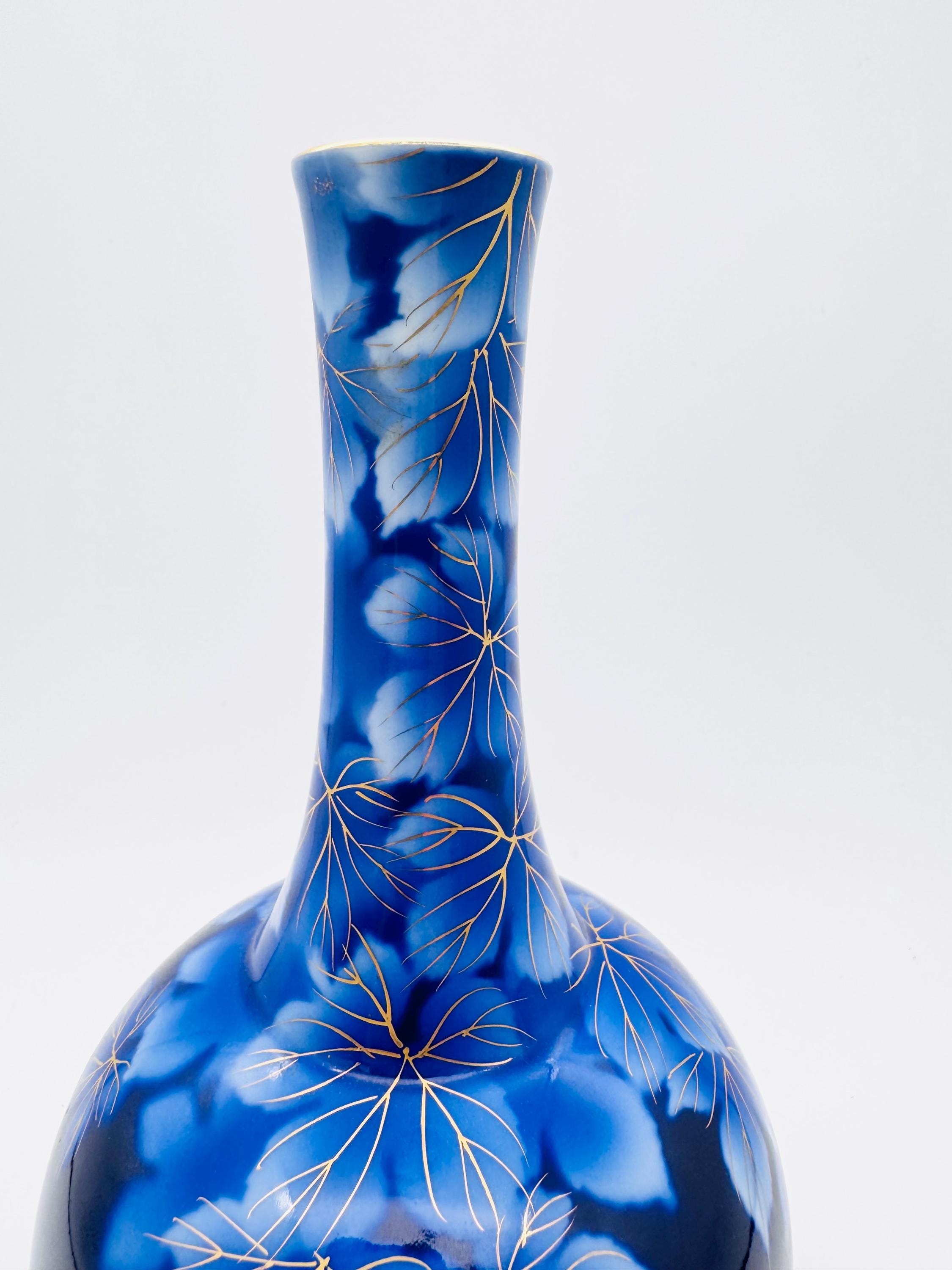 青い花装飾の陶器花瓶 青い花柄 陶器 花瓶 - メルカリ