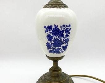 Abajur de mesa antigo em cerâmica azul e branca com detalhes em latão, estilo vitoriano.