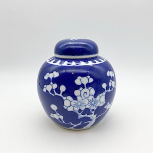 Vintage kleines Pflaumen-Ingwer-Glas, blaues Keramikglas mit Deckel, orientalisches Wohndekor, chinesisches rundes Glas