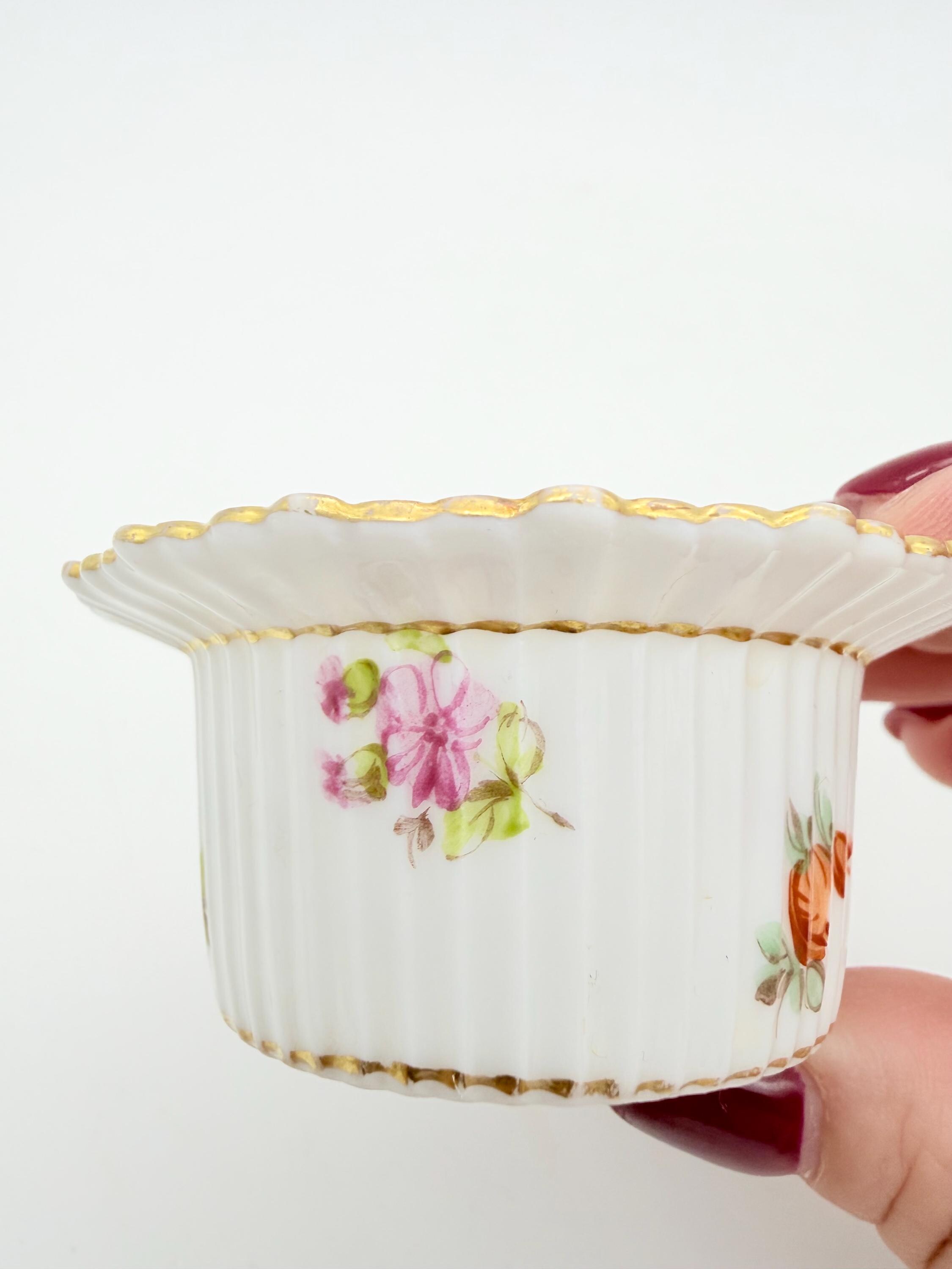 レア アンティーク ドレスデン ラメキン 2個 アンティークのドレスデン製磁器ラメキン、手描きの花柄デザイン