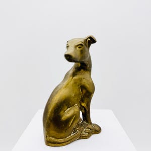 Pequeño perro de latón vintage, figura de perro sentado