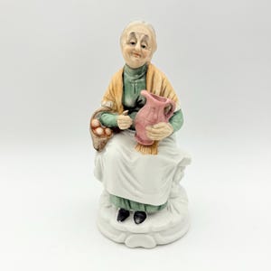 Vintage tysk porslinsfigur av en gammal dam, handmålad porslinsfigur möjligen Plaue