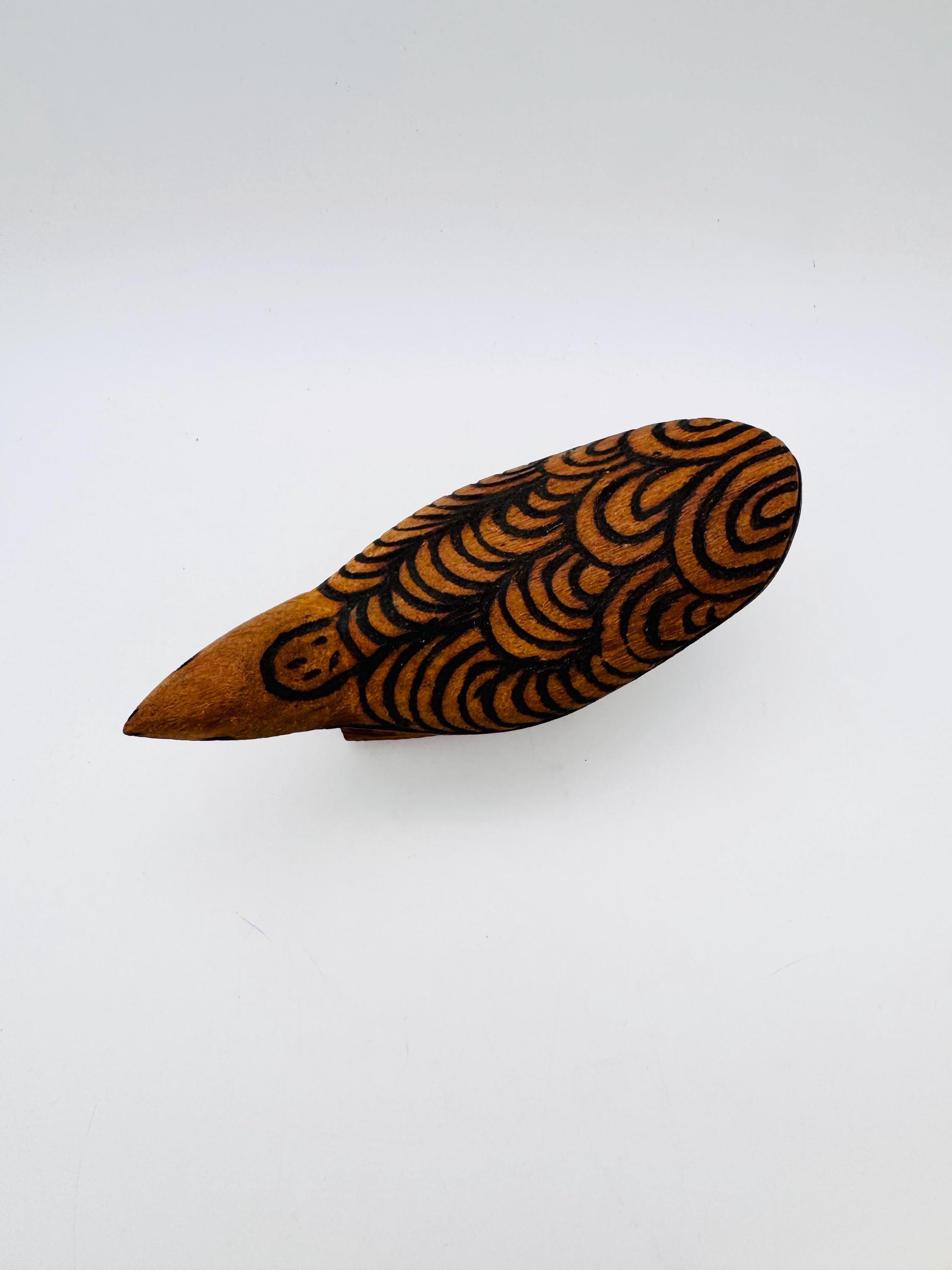 オーストラリアのアボリジニのポーカーワークの鳥の置物、手彫りの