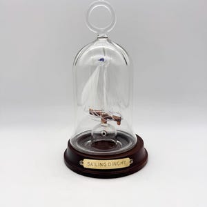 Vintage glazen schip in een koepel