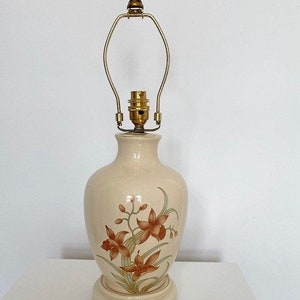Vintage beige blommig keramikbordslampa