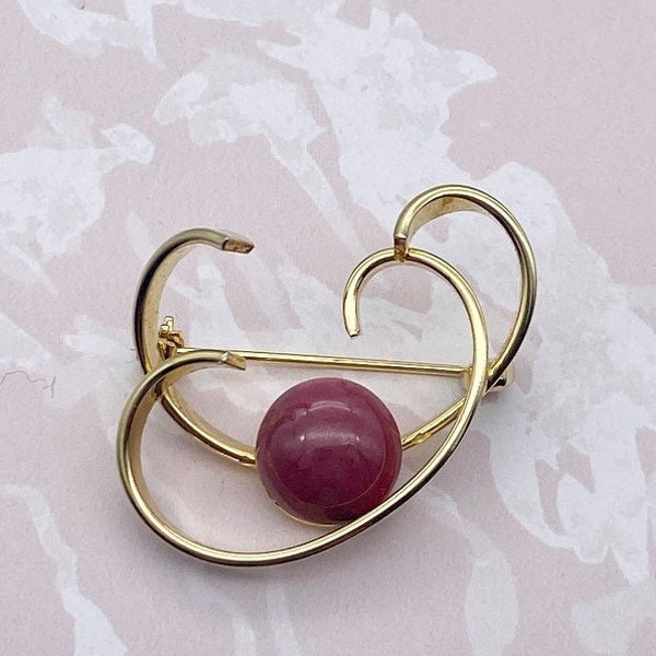 broche dorée vintage avec faux corail rouge